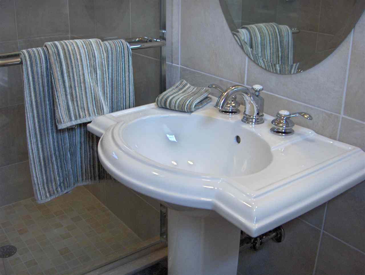 resized-2349823-Main floor bath.JPG